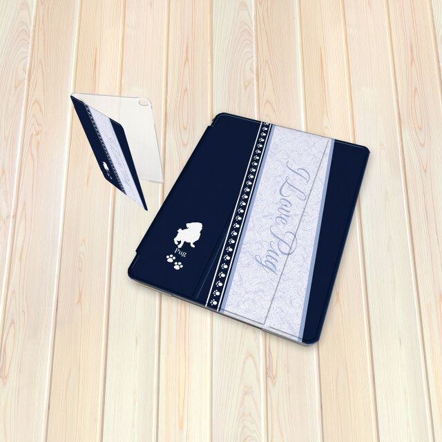 手帳型 iPadケース 【バックカバー：ハードタイプ】片面印刷/カメラ穴有【アイラブ・パグ（ネイビー）】