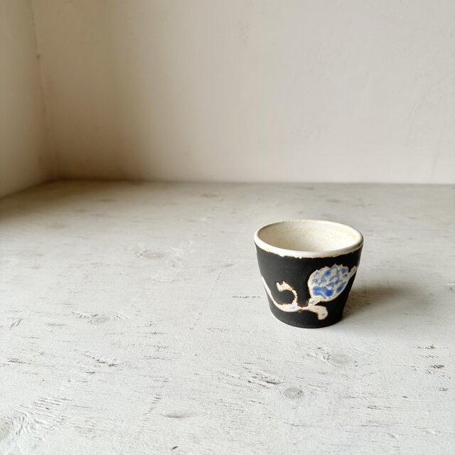 黒マット釉　ボタニカル柄フリーカップ