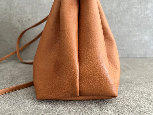 定価8万 イタリア製 レザーハンドバッグ チェーン 巾着 キャメル 巾着バッグ キャメル イタリアンレザー ＜F＞ | iichi 日々の