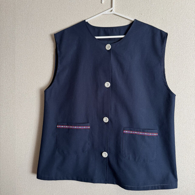 【80～160】⑦レッド 花柄 リボンライン ネイビー 前ボタン 袖なしスモック 着丈延長可 スモッグ