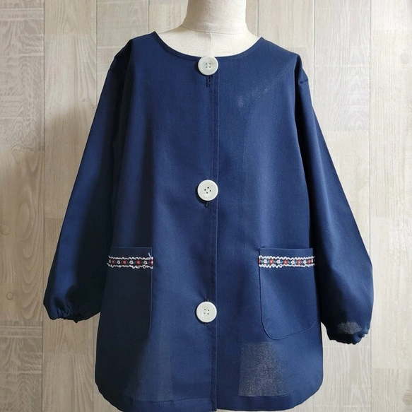 【80～160】③ホワイト 花柄 リボンライン ×ネイビー 前ボタン 長袖スモック 着丈延長可 スモッグ