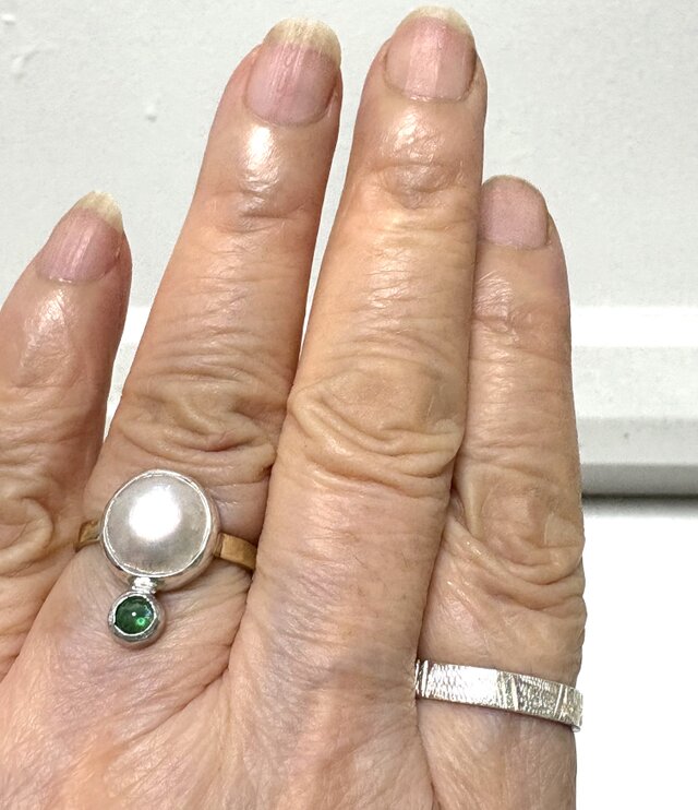 淡水パールと天然エメラルドのリング | iichi 日々の暮らしを心地よく