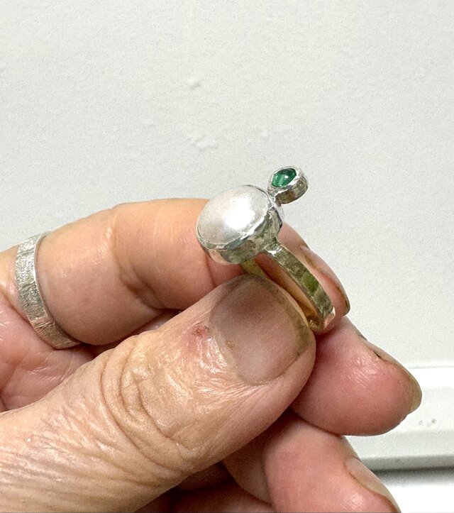 淡水パールと天然エメラルドのリング | iichi 日々の暮らしを心地よく