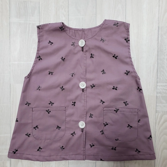 数量限定【80～160】リボン刺繍 チャコールグレー 総柄 前ボタン ノースリーブ 袖なしスモック