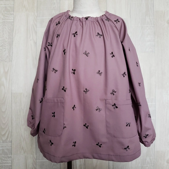 数量限定【80～160】リボン刺繍 チャコールグレー 総柄 長袖 スモック スモッグ