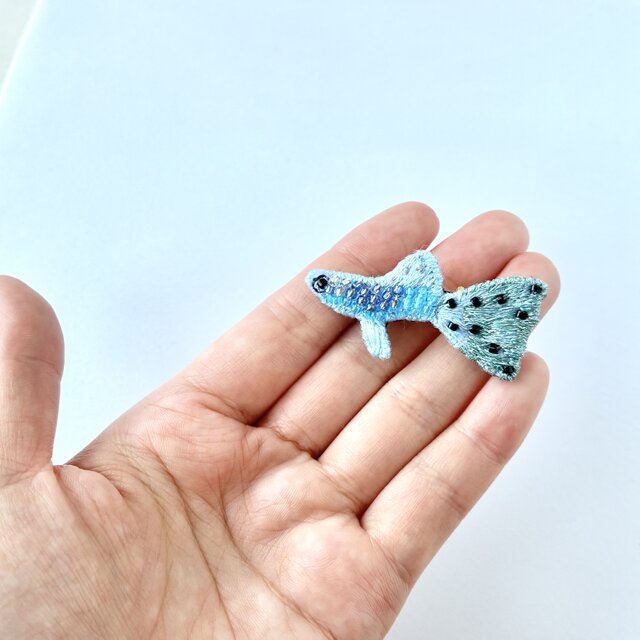 しっぽは水玉！おしゃれなグッピー　ブルーグラスのちいさなお魚刺繍ブローチ