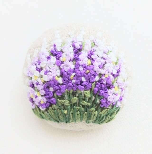 ラベンダー畑の刺繍ブローチ