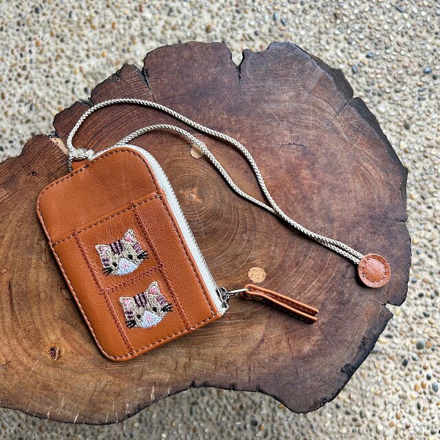 パスケース2枚用 小銭入れ付き（赤茶の革に茶トラ猫の刺繡）03003-47