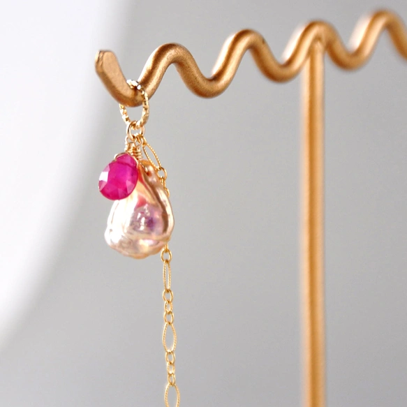 「花の余韻」14kgf/フラワーペタルパールxルビーのペンダントトップ