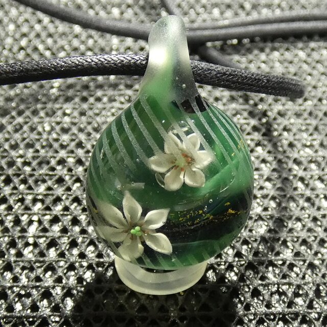 白ゆり二輪（モスグリーン）NO.209（ガラス、とんぼ玉、一点物、伝統工芸）