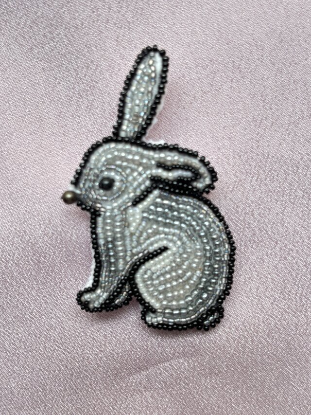 ウサギのブローチ(グレー)