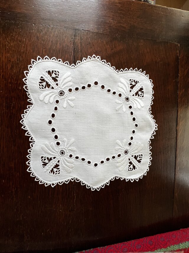 ヘデボウ刺繍ドイリー