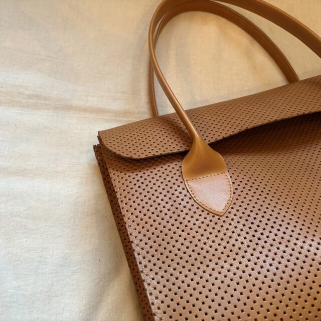 静かな佇まいを、仕事にも日常にも。 ブラウン レザー フラップバッグ