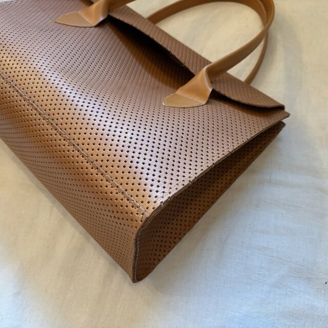 静かな佇まいを、仕事にも日常にも。 ブラウン レザー フラップバッグ