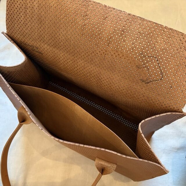 静かな佇まいを、仕事にも日常にも。 ブラウン レザー フラップバッグ