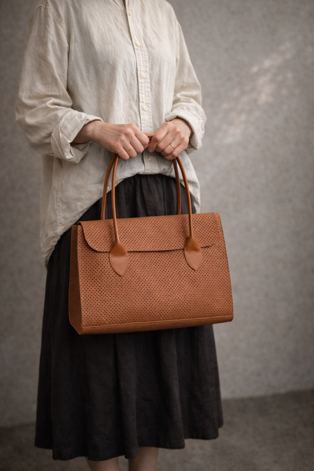 静かな佇まいを、仕事にも日常にも。 ブラウン レザー フラップバッグ