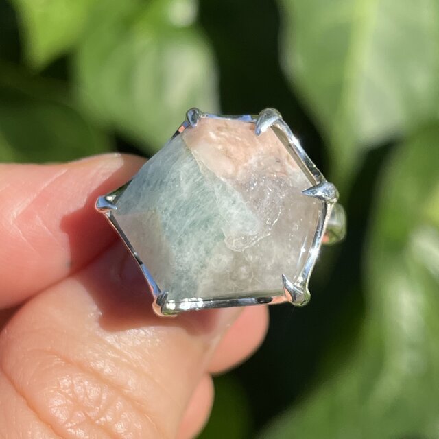 パステルカラーの　アクアマリン　変形6角立体カット　ツメ留め　鉱物のリング　シルバーSV925