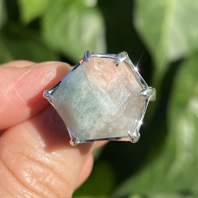 パステルカラーの アクアマリン 変形6角立体カット ツメ留め 鉱物の