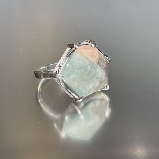 パステルカラーの アクアマリン 変形6角立体カット ツメ留め 鉱物の