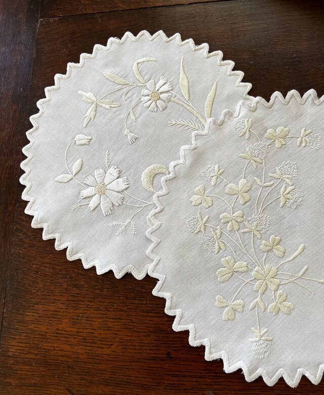 ホワイトワーク刺繍ドイリー、雛菊 | iichi 日々の暮らしを心地よく