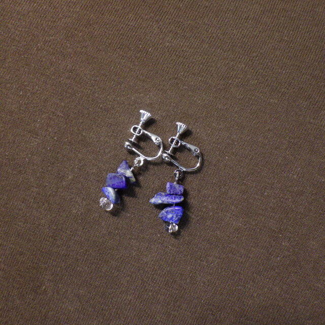 小さな天然石ラピスラズリ（さざれ石）のイヤリング（銀色金具）