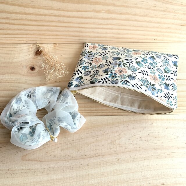 リバティ　シュシュチャーム付き　フラットポーチ　ポケットあり　＜Edenham＞(エデナム)