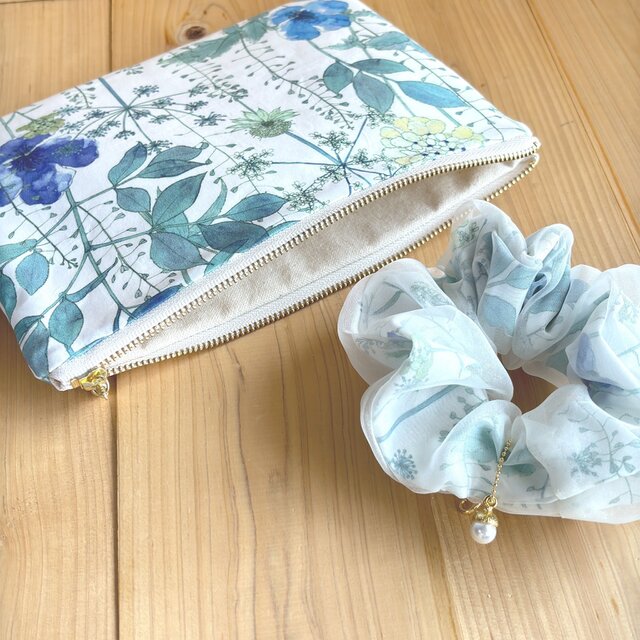 リバティ　シュシュチャーム付き　フラットポーチ　ポケットあり　＜Irma＞(イルマ)ブルー