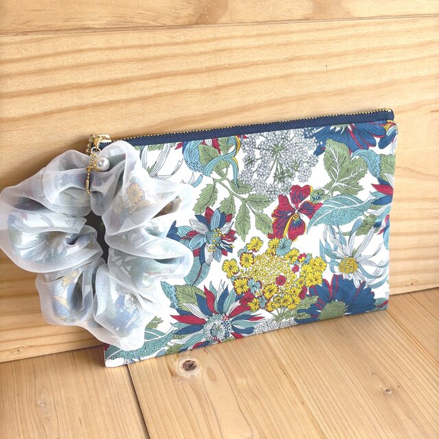 リバティ　シュシュチャーム付き　フラットポーチ　ポケットあり＜Angelica Garla＞(アンジェリカガーラ)