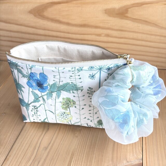 リバティ　シュシュチャーム付き　コスメポーチ　＜Irma＞(イルマ)ブルー