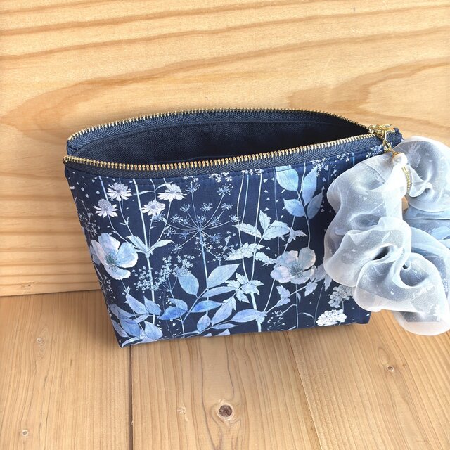 リバティ　シュシュチャーム付き　コスメポーチ　＜Irma＞(イルマ)藍色