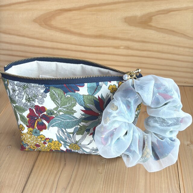 リバティ　シュシュチャーム付き　コスメポーチ　＜Angelica Garla＞(アンジェリカガーラ)