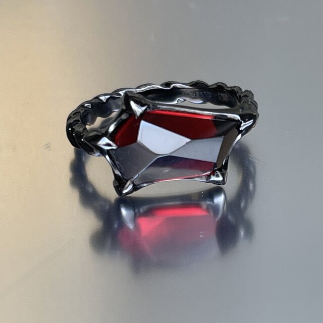 ファンタジーなリング　ガーネット　変形横長5角形ラフカット　ブラックメッキ　シルバーSV925