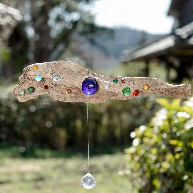 お部屋の中に太陽を　 流木とサンキャッチャー&モビール　窓の装飾 　ガラス玉　クリスタルプリズム　ビーチスタイル　４６