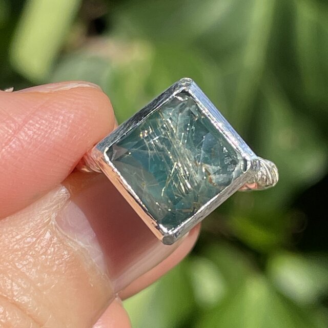 エメラルド×ルチルクォーツ ダブレットストーンリング SV925シルバー 12 エメラルド × ルチルクォーツ 変形5角形 ダブレット 立体 シルバー