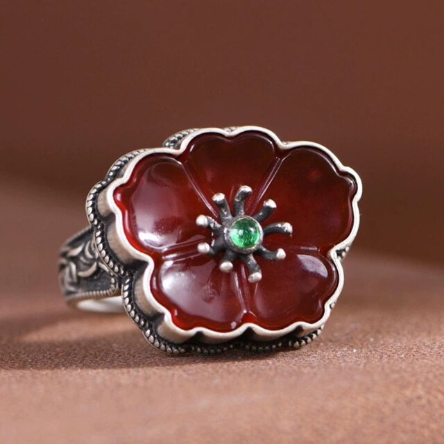 蓮の花のリング - 日常の装いに華やかさを添える　R365 蓮の花のリング - 日常の装いに華やかさを添える R365 | iichi