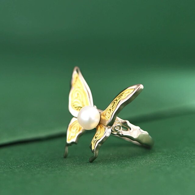 蝶々のリング - パールの柔らかな輝きが優雅さを加え　R366 蝶々のリング - パールの柔らかな輝きが優雅さを加え R366