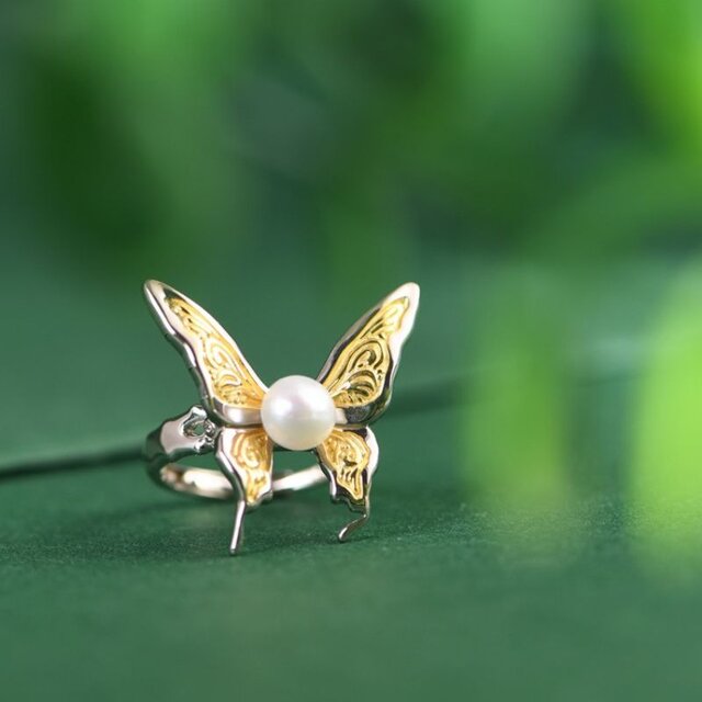 蝶々のリング - パールの柔らかな輝きが優雅さを加え　R366 蝶々のリング - パールの柔らかな輝きが優雅さを加え R366