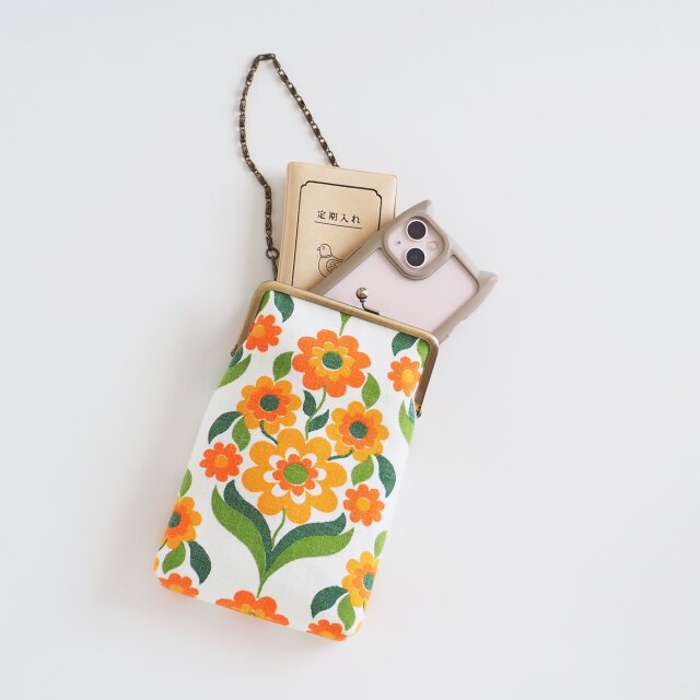■ヴィンテージファブリックのがま口スマホショルダーポーチ・Mサイズ / オレンジの花■ bateau (vf-og)