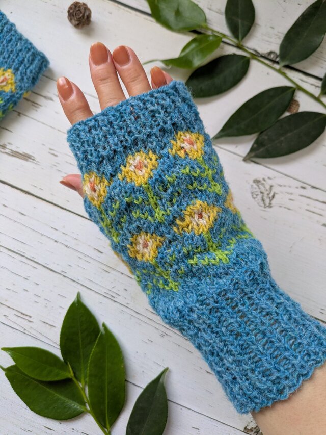 水色に黄の花の編み込み模様ハンドウォーマー