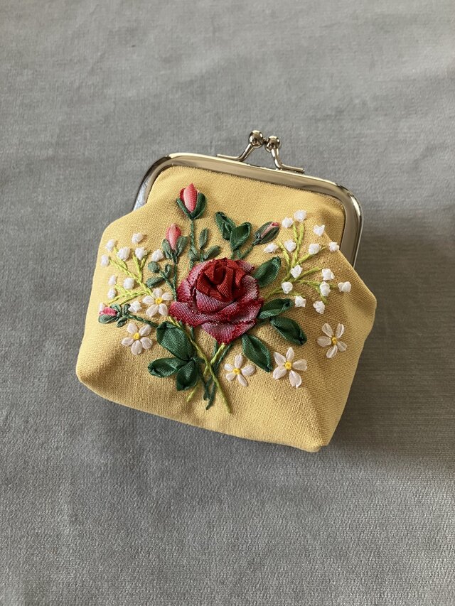 手刺繍　がま口　りぼん刺しゅう　バラ　カスミソウ　コインケース　MOKUBA リボン刺繍　ハンドメイド　財布　小物入れ　イヤホン