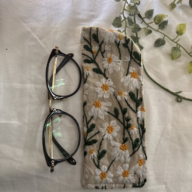 ハンドメイド♡メガネケース♡北欧マーガレット刺繍生成り♡♡スリムタイプ
