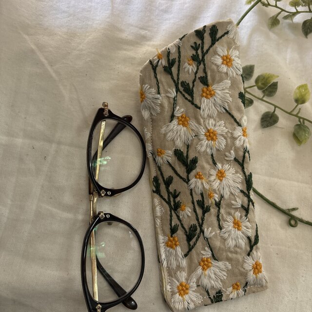 ハンドメイド♡メガネケース♡北欧マーガレット刺繍生成り