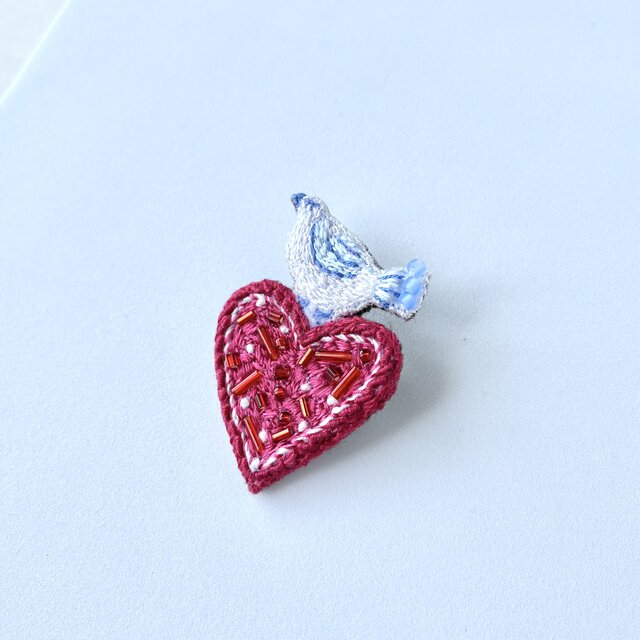 "cocoro" 赤いハートにとまる鳥さん　刺繍ブローチ