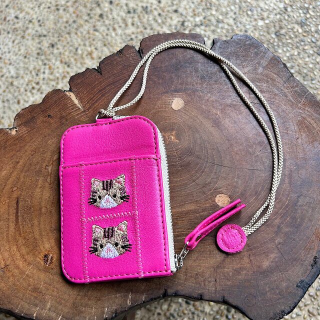 パスケース2枚用 小銭入れ付き（ディープピンクの革に茶トラ猫の刺繡）03003-48