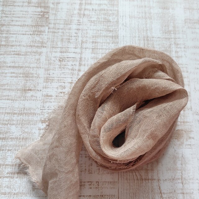何回も洗いをかけたふんわりリネンガーゼミニストール　クルミ染め　くるみ　胡桃