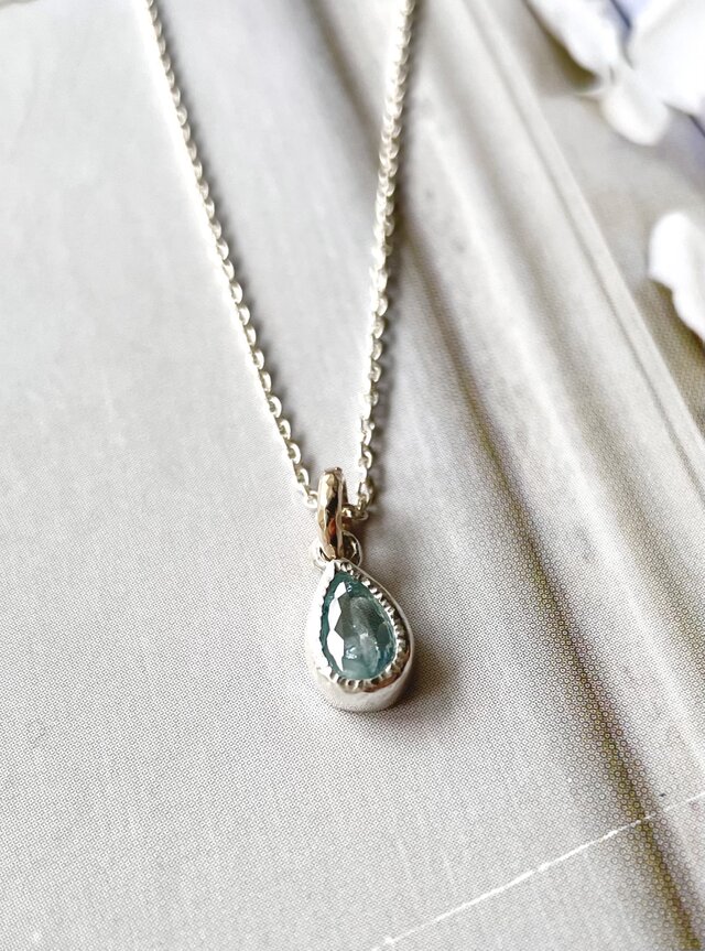 ペアシェイプアクアマリンのペンダント