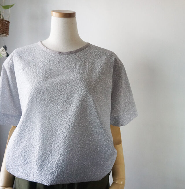 ミクロ小花柄ドルマンスリーブTブラウス（グレー）