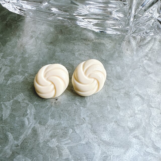 PA379-【 AVON 】エイボン・ヴィンテージピアス 1988 Cream Lucite Knot
