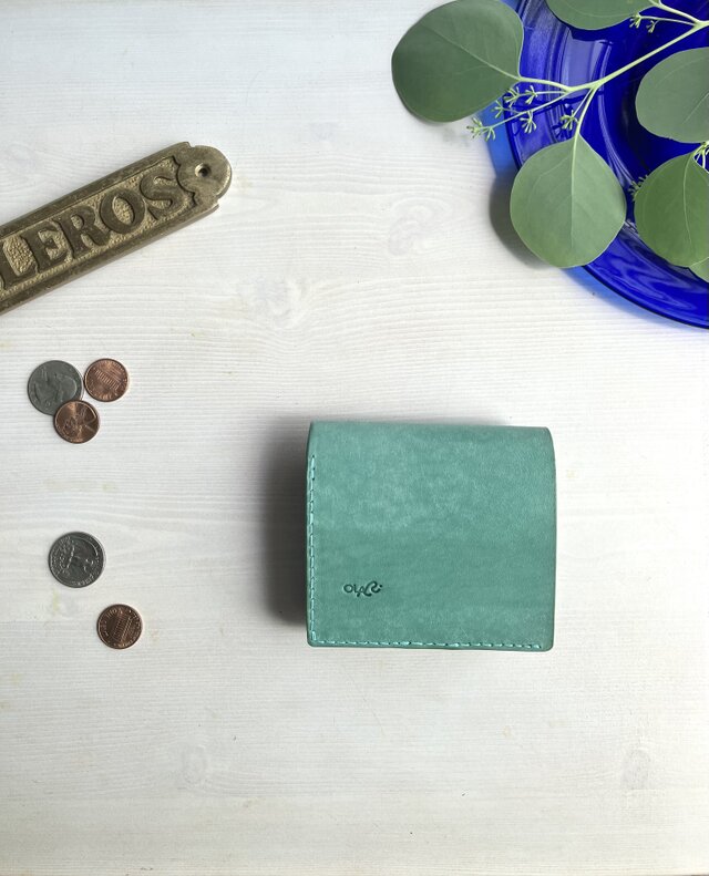 小さくてもちゃんと入るお財布［ola］片手に収まる２つ折り財布 イタリアレザー  【AQUAカラー】