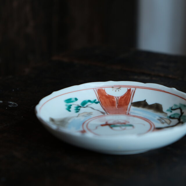 見込みに巻物◇素朴な風景図 瀬戸焼 赤絵金彩小皿 骨董/antiques 器 古